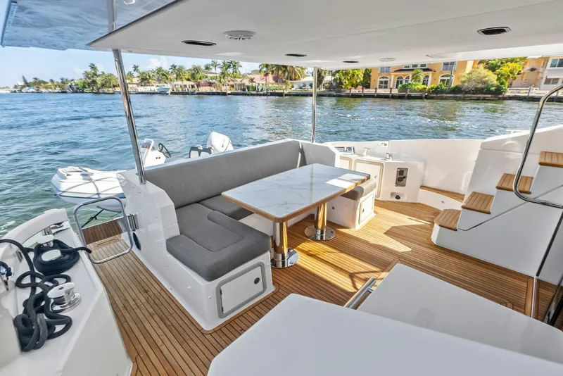Slide: The Image of Azimut Flybridge 2020 - 8
