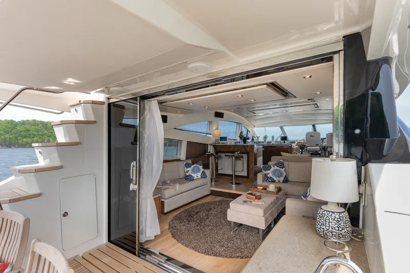 Slide: The Image of Sea Ray L650 FLY 2018 - 10