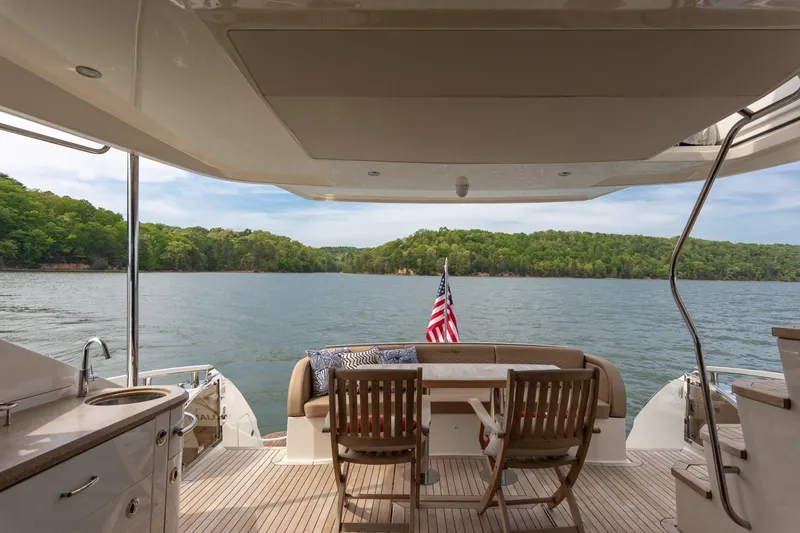 Slide: The Image of Sea Ray L650 FLY 2018 - 14