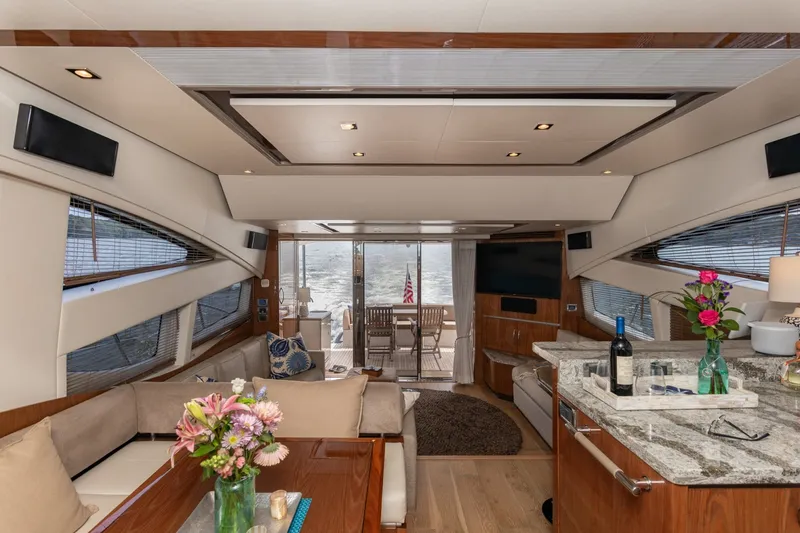 Slide: The Image of Sea Ray L650 FLY 2018 - 16