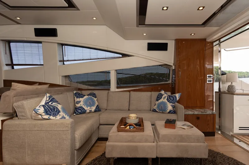 Slide: The Image of Sea Ray L650 FLY 2018 - 18