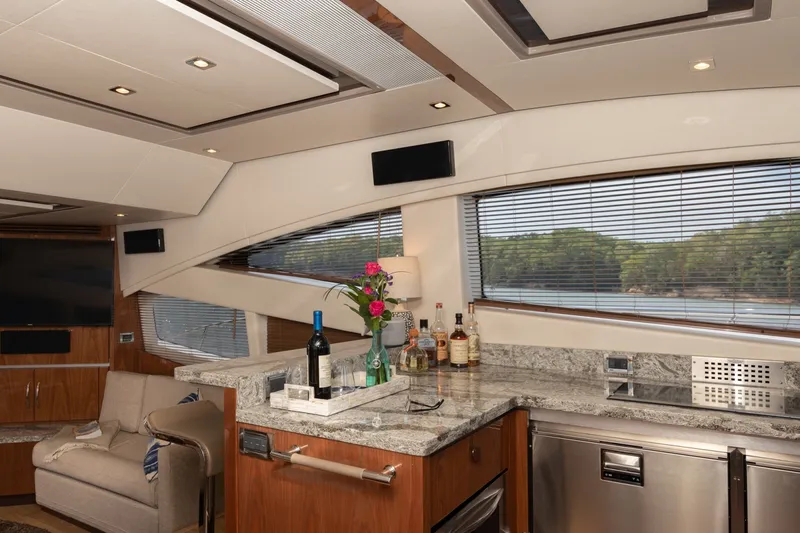 Slide: The Image of Sea Ray L650 FLY 2018 - 21
