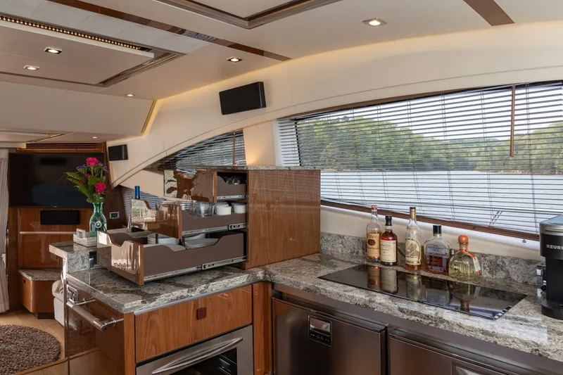 Slide: The Image of Sea Ray L650 FLY 2018 - 23