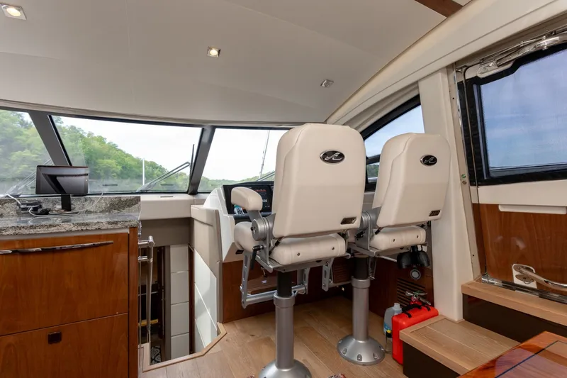 Slide: The Image of Sea Ray L650 FLY 2018 - 27