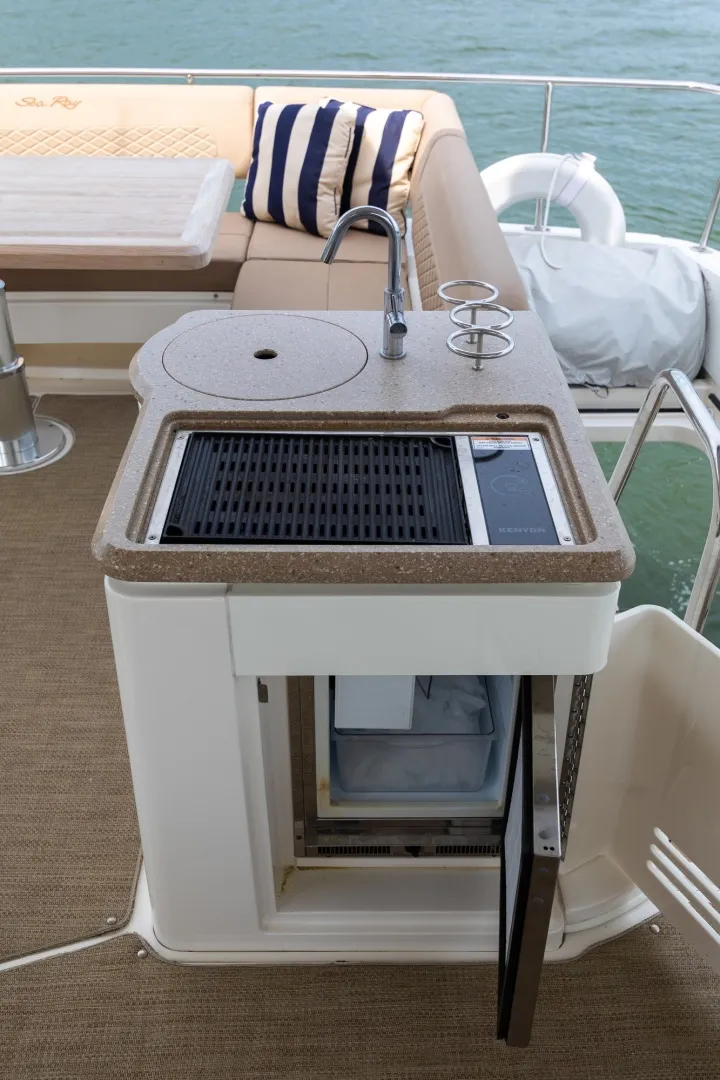 Slide: The Image of Sea Ray L650 FLY 2018 - 31