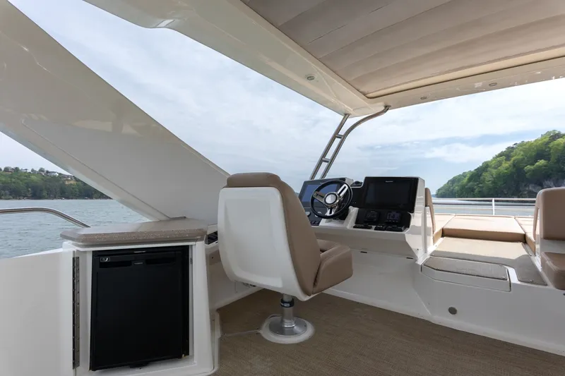 Slide: The Image of Sea Ray L650 FLY 2018 - 32