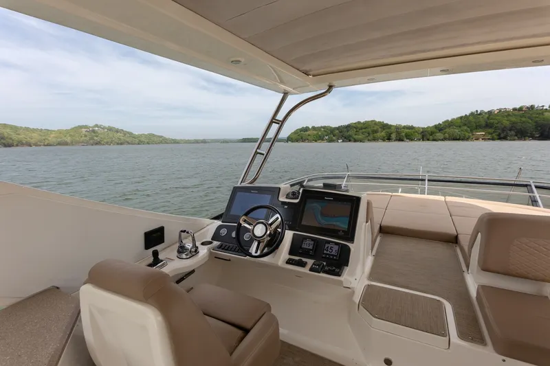 Slide: The Image of Sea Ray L650 FLY 2018 - 39