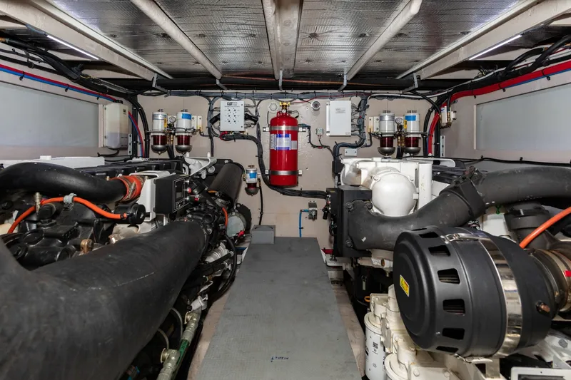 Slide: The Image of Sea Ray L650 FLY 2018 - 62