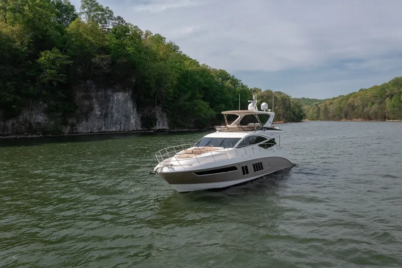 Slide: The Image of Sea Ray L650 FLY 2018 - 8