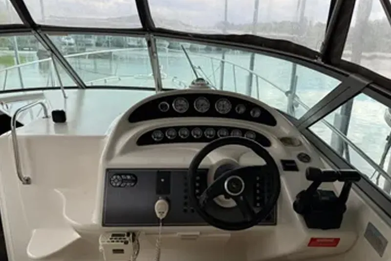 Slide: The Image of Monterey 322 Cruiser 2001 - 10