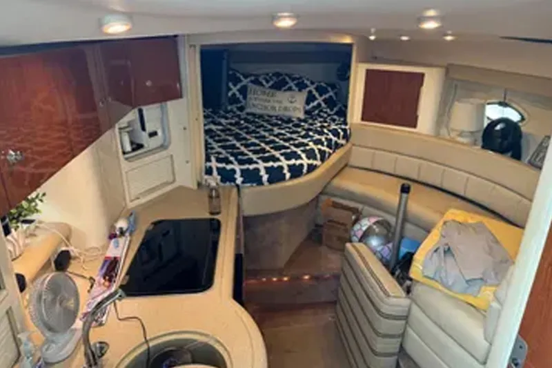 Slide: The Image of Monterey 322 Cruiser 2001 - 21