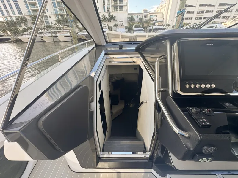 Slide: The Image of Azimut Verve 47 2023 - 28
