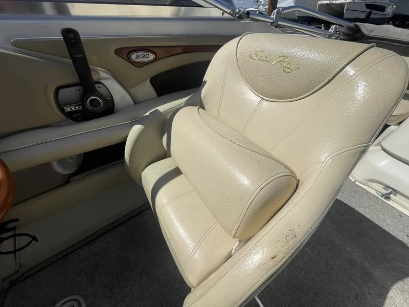 Slide: The Image of Sea Ray 230 Signature 2000 - 11