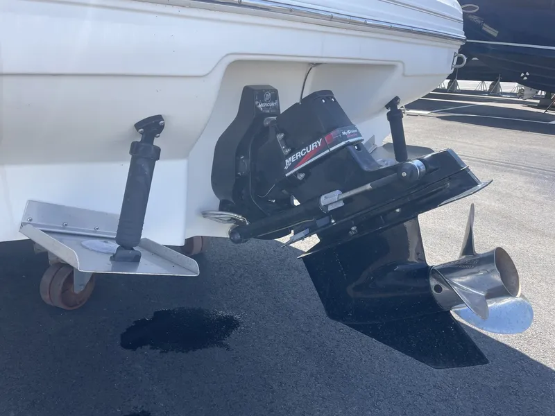Slide: The Image of Sea Ray 230 Signature 2000 - 8