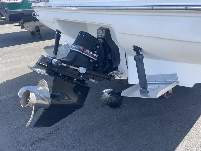 Slide: The Image of Sea Ray 230 Signature 2000 - 9
