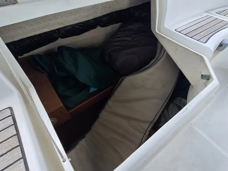 Slide: The Image of Beneteau 423 2004 - 27