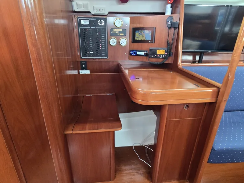 Slide: The Image of Beneteau 423 2004 - 36