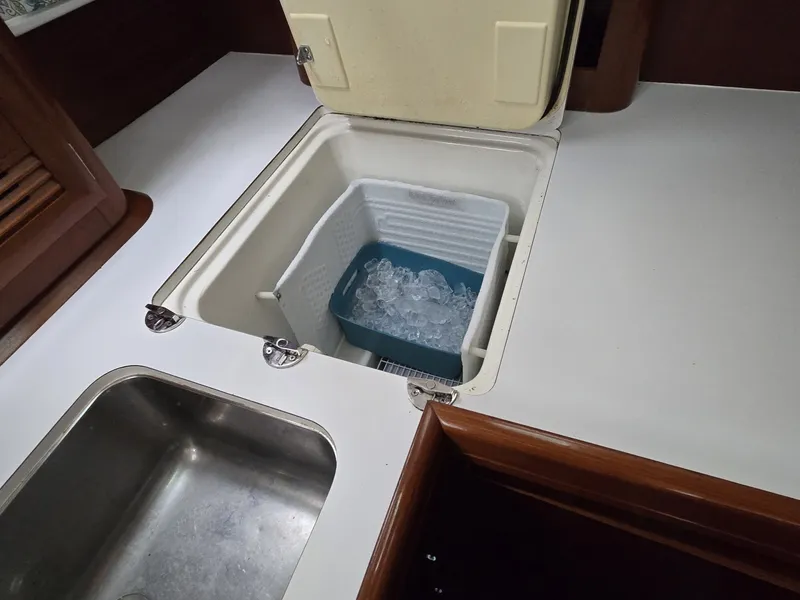 Slide: The Image of Beneteau 423 2004 - 40