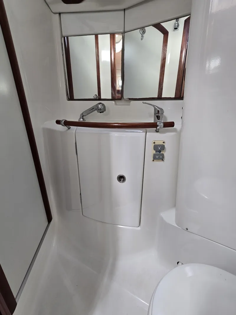 Slide: The Image of Beneteau 423 2004 - 45