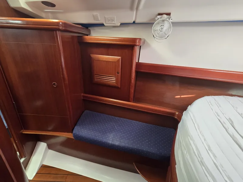 Slide: The Image of Beneteau 423 2004 - 50