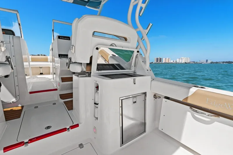 Slide: The Image of Edgewater 280CX 2018 - 37