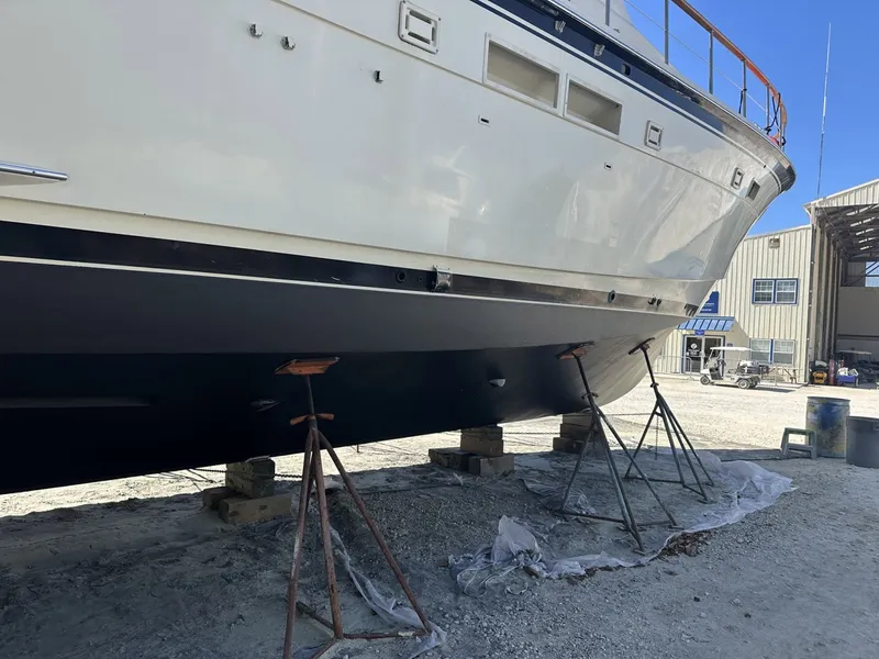 Slide: The Image of Hatteras Motor Yacht 1987 - 86