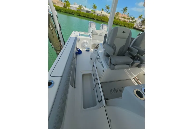 Slide: The Image of Sea Pro 322 Offshore 2024 - 12