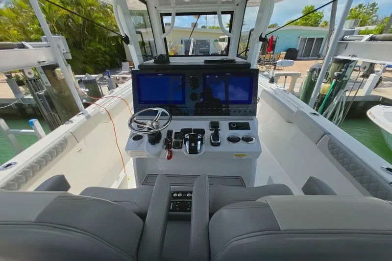 Slide: The Image of Sea Pro 322 Offshore 2024 - 16