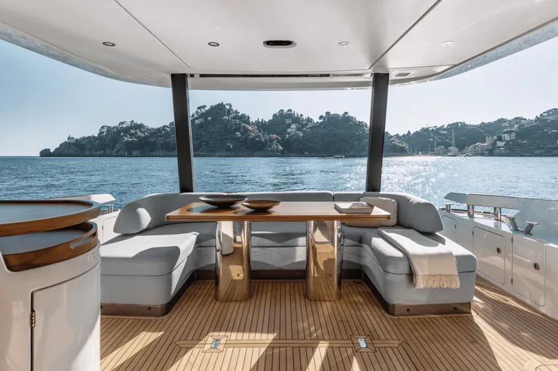 Slide: The Image of Azimut FLY 68 2024 - 10