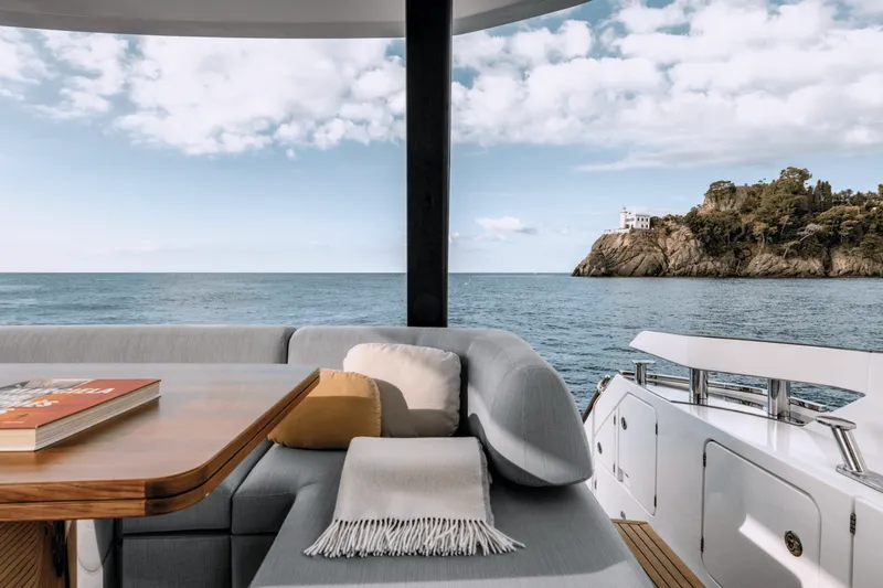 Slide: The Image of Azimut FLY 68 2024 - 11