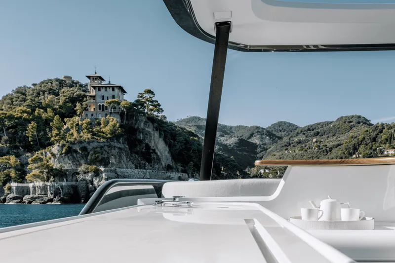 Slide: The Image of Azimut FLY 68 2024 - 13