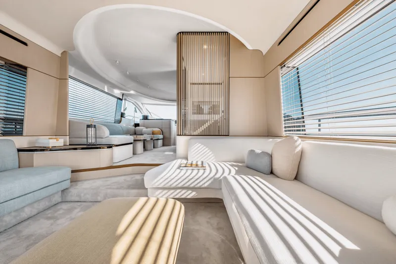Slide: The Image of Azimut FLY 68 2024 - 14