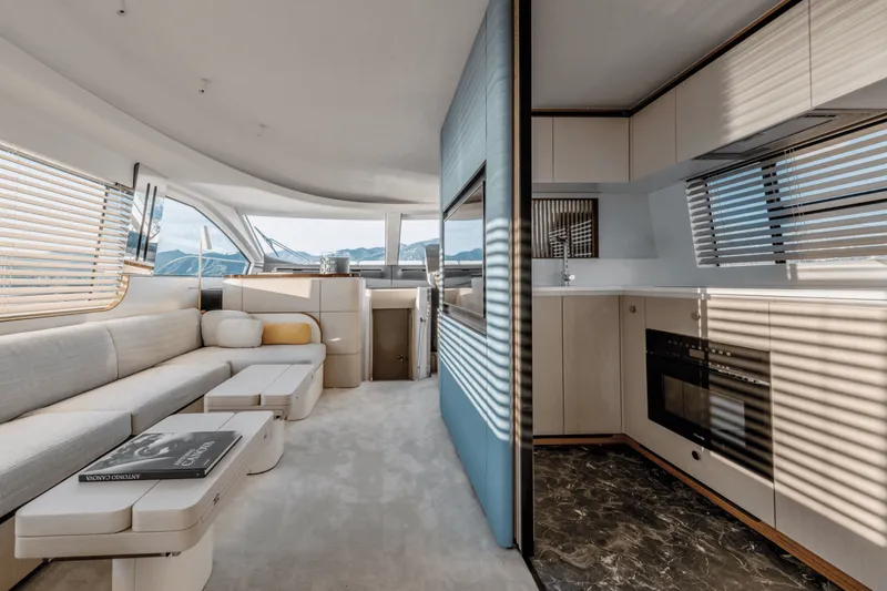 Slide: The Image of Azimut FLY 68 2024 - 15