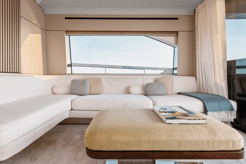 Slide: The Image of Azimut FLY 68 2024 - 16