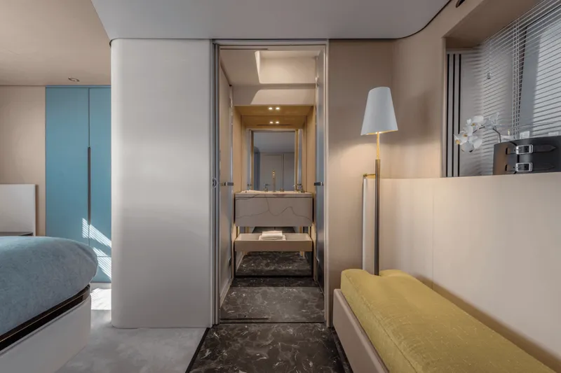 Slide: The Image of Azimut FLY 68 2024 - 18