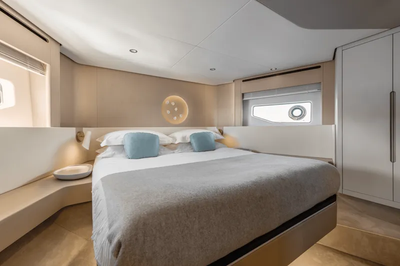 Slide: The Image of Azimut FLY 68 2024 - 20