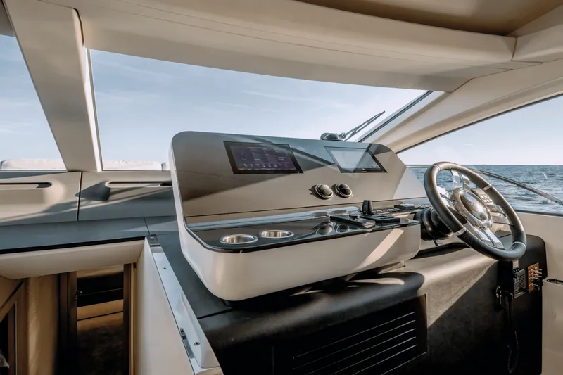 Slide: The Image of Azimut FLY 68 2024 - 24