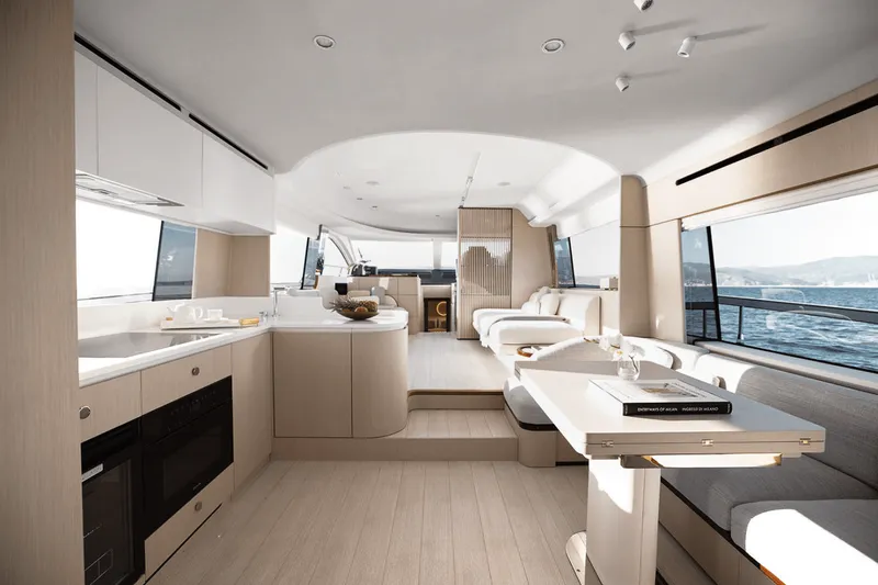Slide: The Image of Azimut FLY 68 2024 - 32