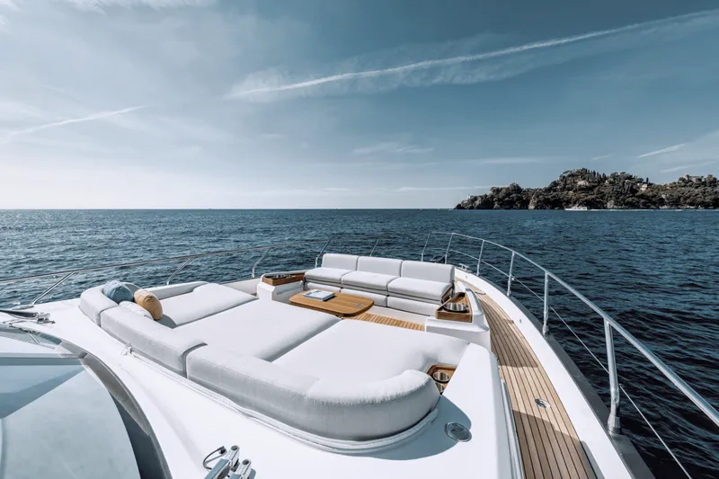 Slide: The Image of Azimut FLY 68 2024 - 5