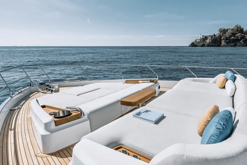 Slide: The Image of Azimut FLY 68 2024 - 6