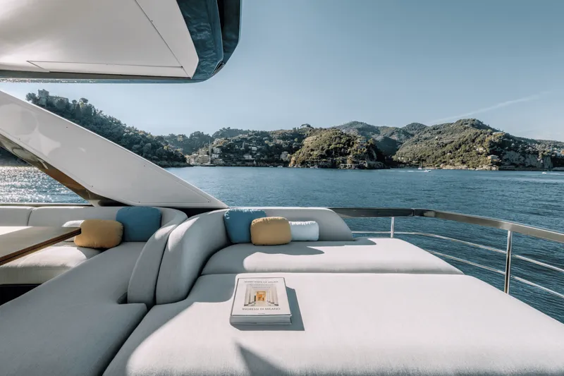 Slide: The Image of Azimut FLY 68 2024 - 7