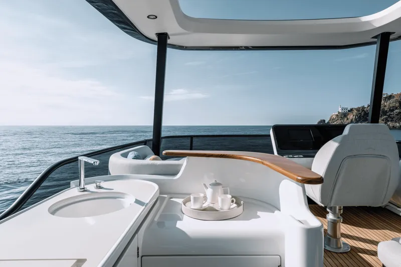 Slide: The Image of Azimut FLY 68 2024 - 8