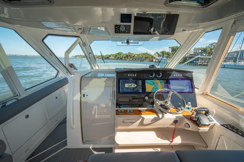 Slide: The Image of Boston Whaler 380 Realm 2024 - 23