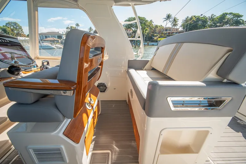 Slide: The Image of Boston Whaler 380 Realm 2024 - 33