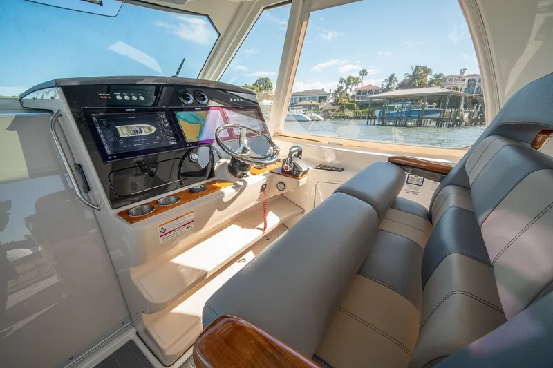 Slide: The Image of Boston Whaler 380 Realm 2024 - 35