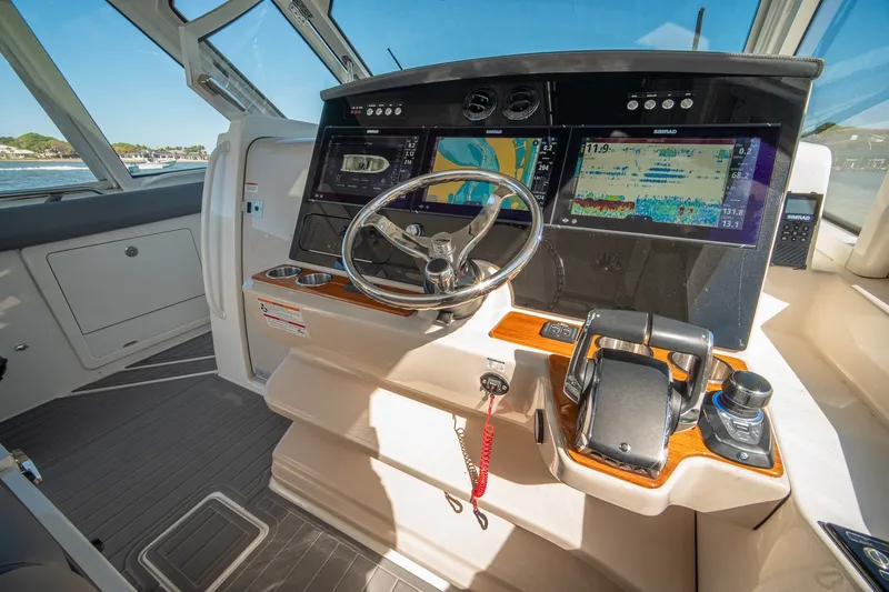 Slide: The Image of Boston Whaler 380 Realm 2024 - 37