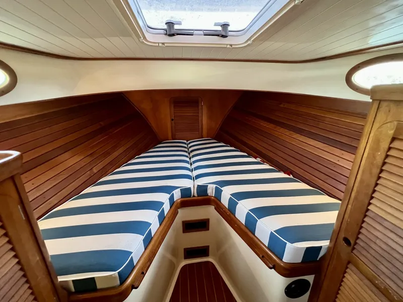 Slide: The Image of Hinckley Yachts Picnic Boat 36 Classic 1995 - 12