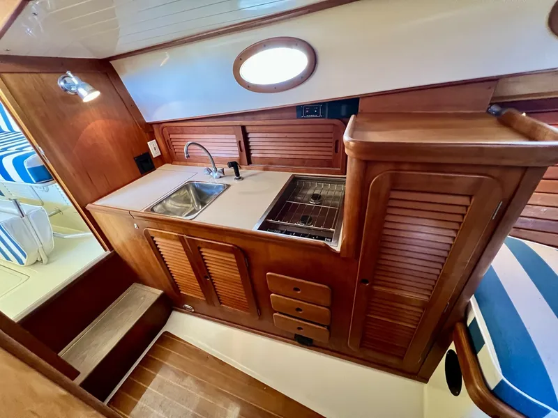 Slide: The Image of Hinckley Yachts Picnic Boat 36 Classic 1995 - 8