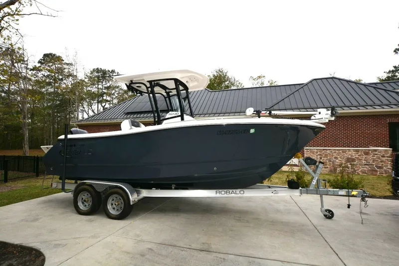 The Image of Robalo R230 2023 - 0