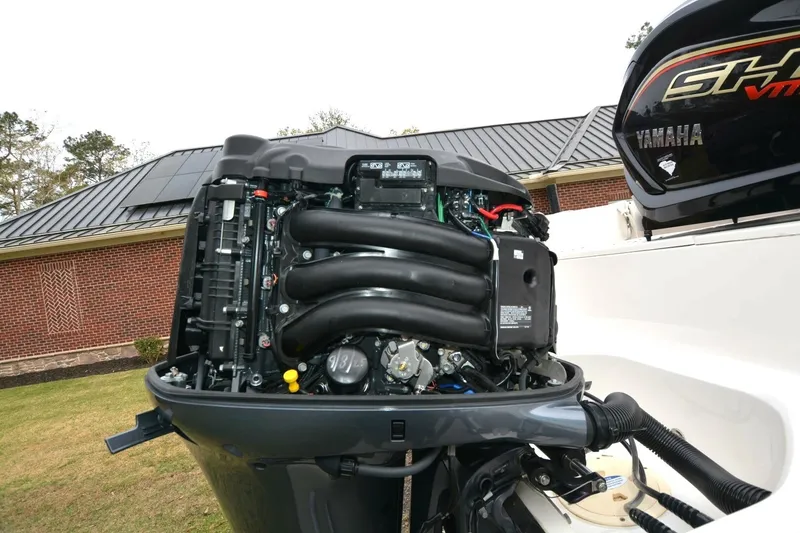 Slide: The Image of Robalo R230 2023 - 14